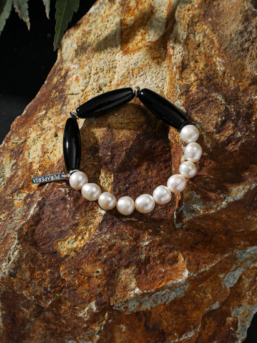 Long Bar Natural Black Onyx & High Luster Freshwater Pearl Beaded Bracelet, Vintage Contrast Minimal Silver Tag Jewelry For Women