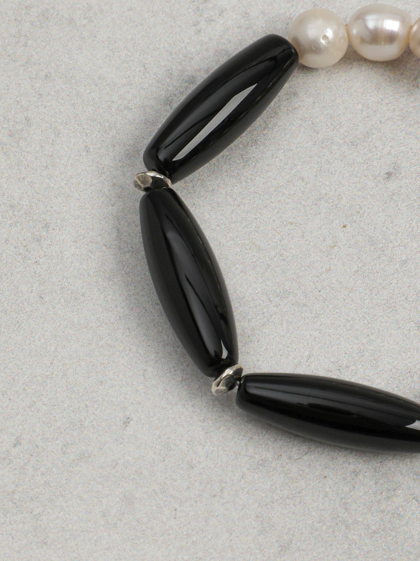 Long Bar Natural Black Onyx & High Luster Freshwater Pearl Beaded Bracelet, Vintage Contrast Minimal Silver Tag Jewelry For Women